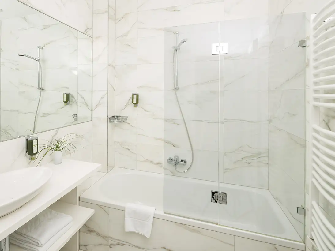 Faltwand für Badewanne, mit Faltbeschlägen in Chrom glänzend