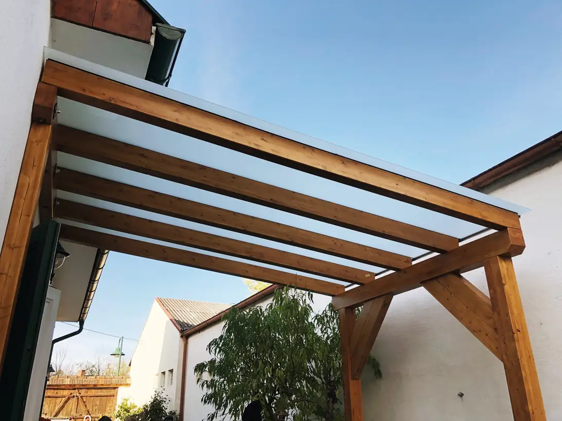 Glasdach aus Verbundsicherheitsglas mit matter Folie, auf Holzunterkonstruktion montiert