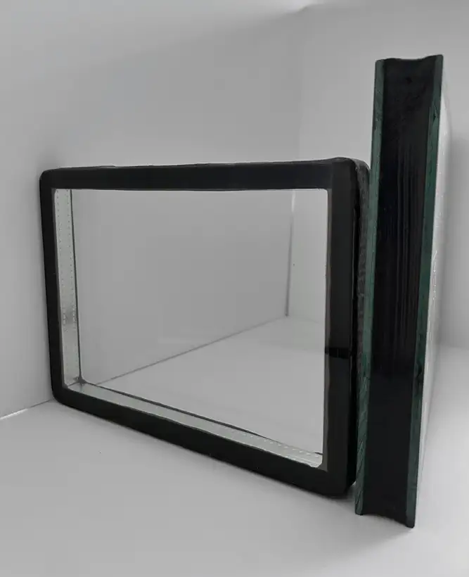 Isolierglas in Seitenansicht, Aufbau: 2 Gläser mit Abstandhalter und Versiegelung