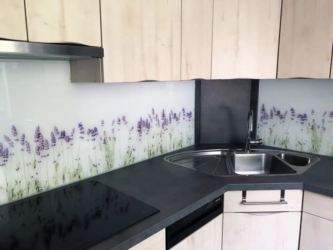 Küchenrückwand mit Lavendelmotiv bedruckt