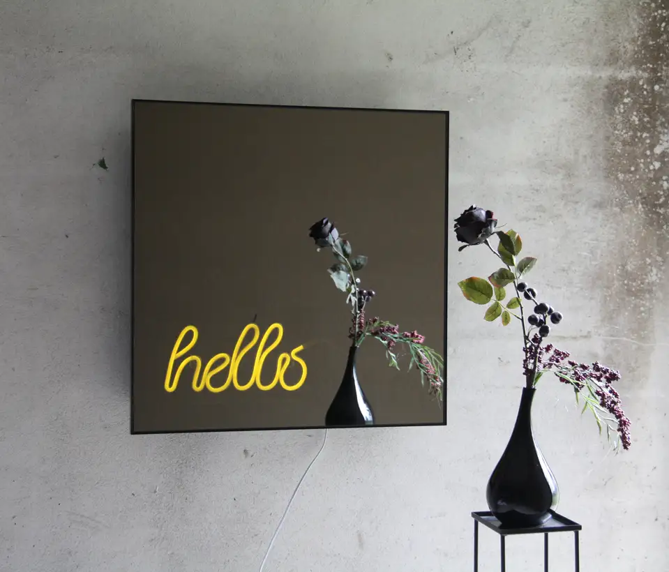 Spionspiegel mit leuchtender Inschrift hello