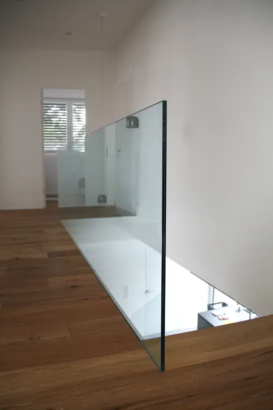 Glasgeländer in Wangenprofil versetzt