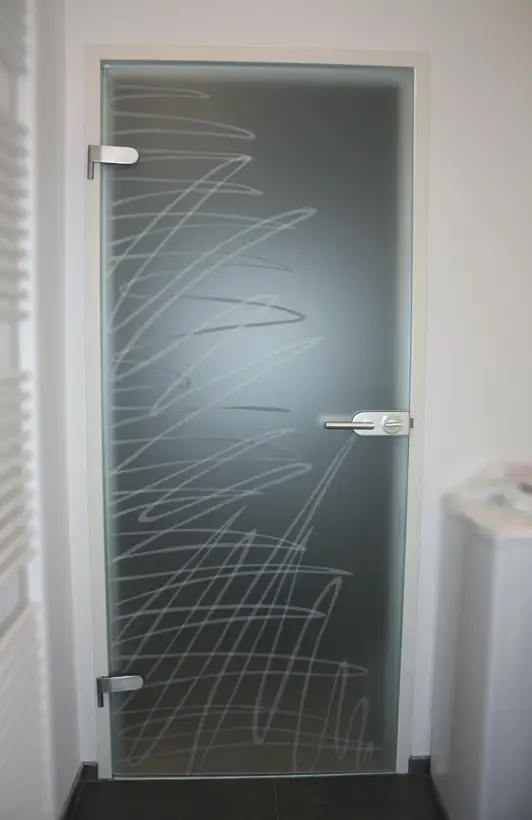 Glasdrehtüre, Sandstrahlung auf satiniertem Glas