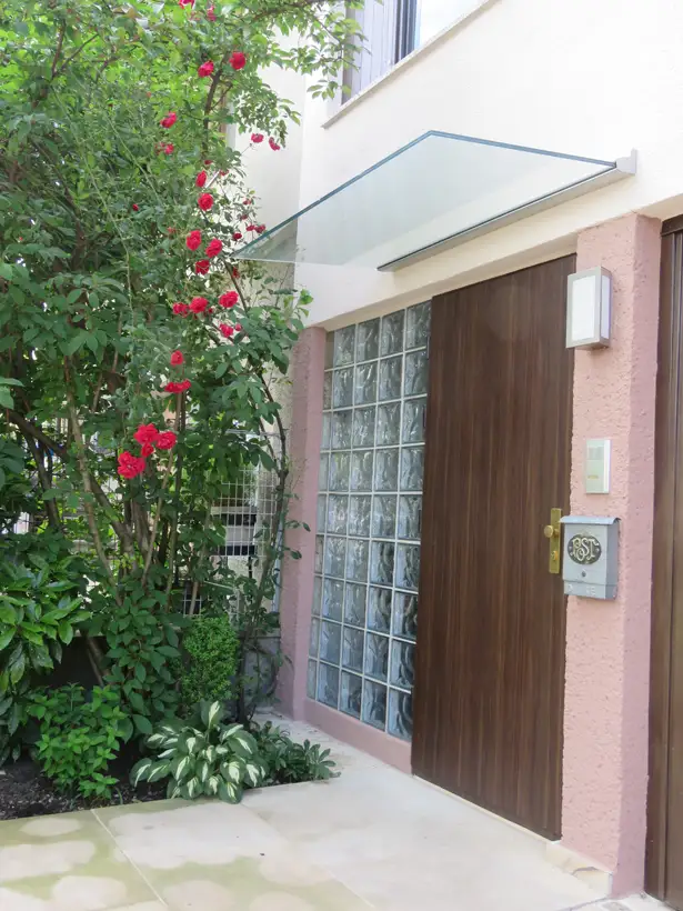 Freitragendes Glasvordach, wandseitig in Systemschiene montiert