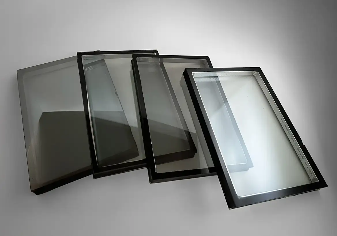 Verschiedene Isoliergläser mit unterschiedlichen Sonnenschutzbeschichtungen