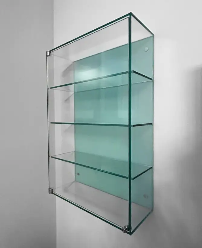 Glasvitrine mit grüner Rückwand, mit Punkthaltern an Wand montiert