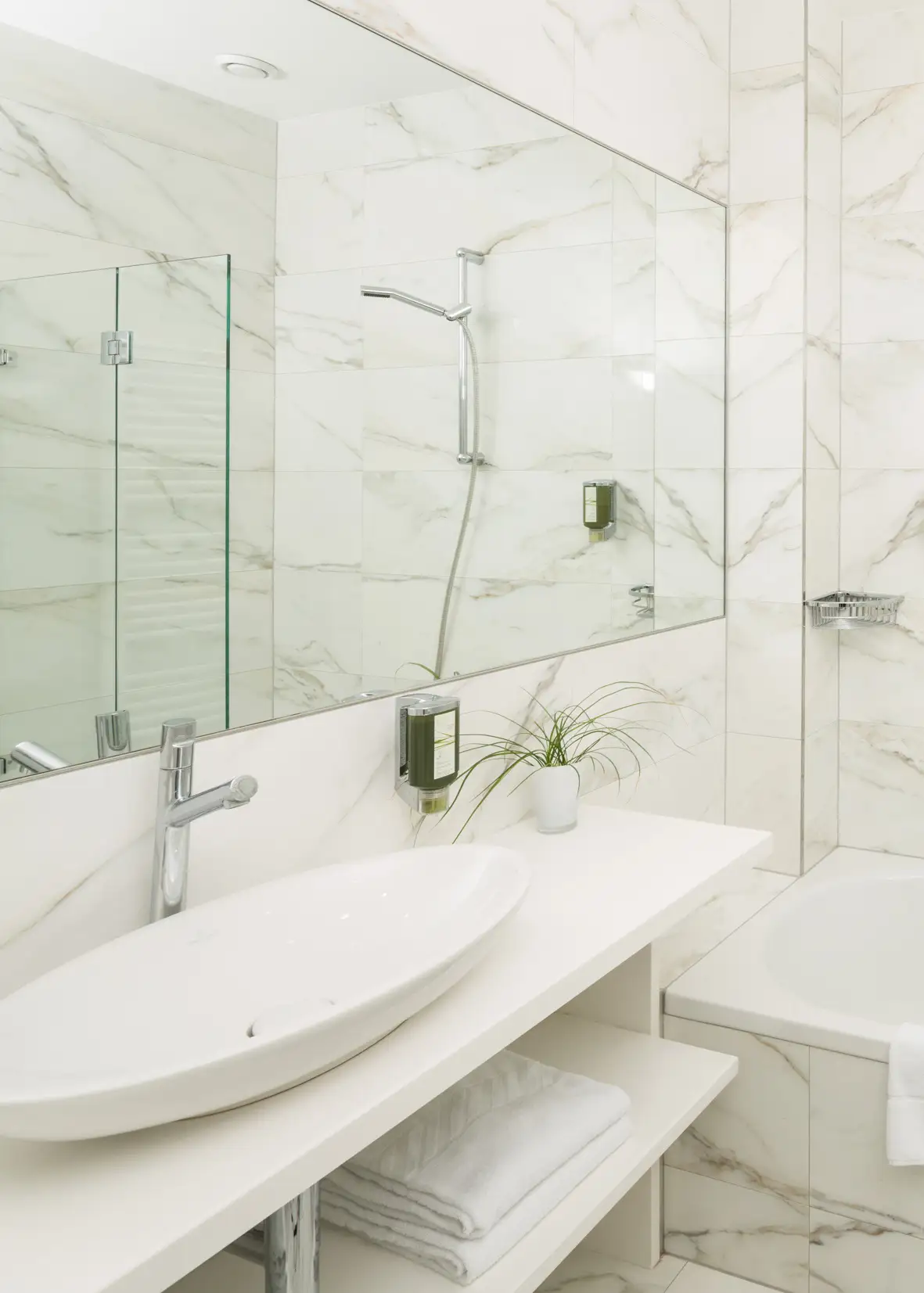 Spiegel in Fliesen, versetzt über Waschtisch