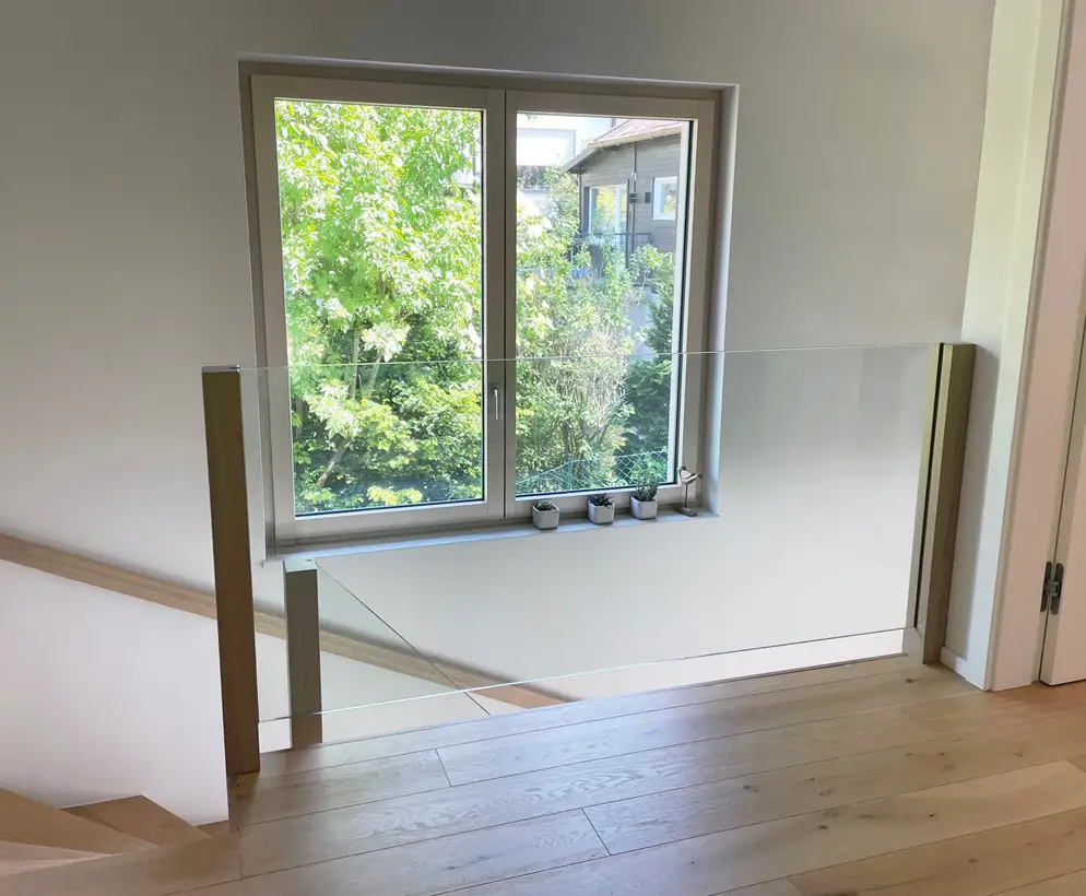 Glasgeländer seitlich in Holzsteher montiert