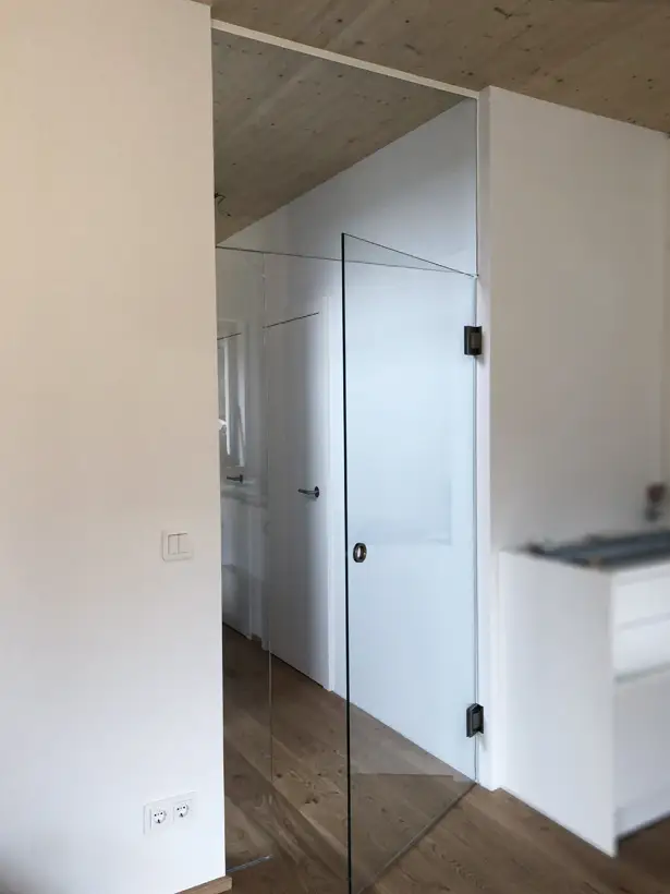 Raumteiler bestehend aus Oberlichte, Fixteil und Drehtüre