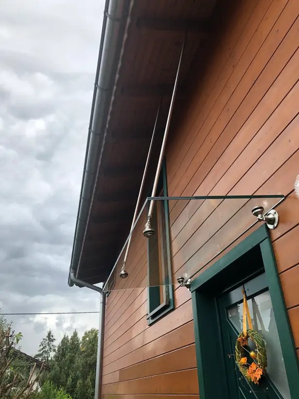 Abgehängtes Glasvordach, mit Punkthaltern montiert