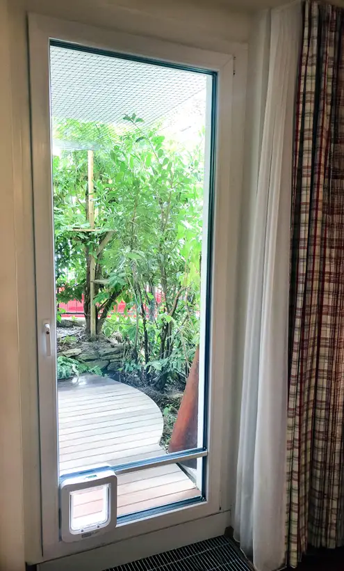 Balkontüre mit zweigeteiltem Isolierglas und Katzenklappe