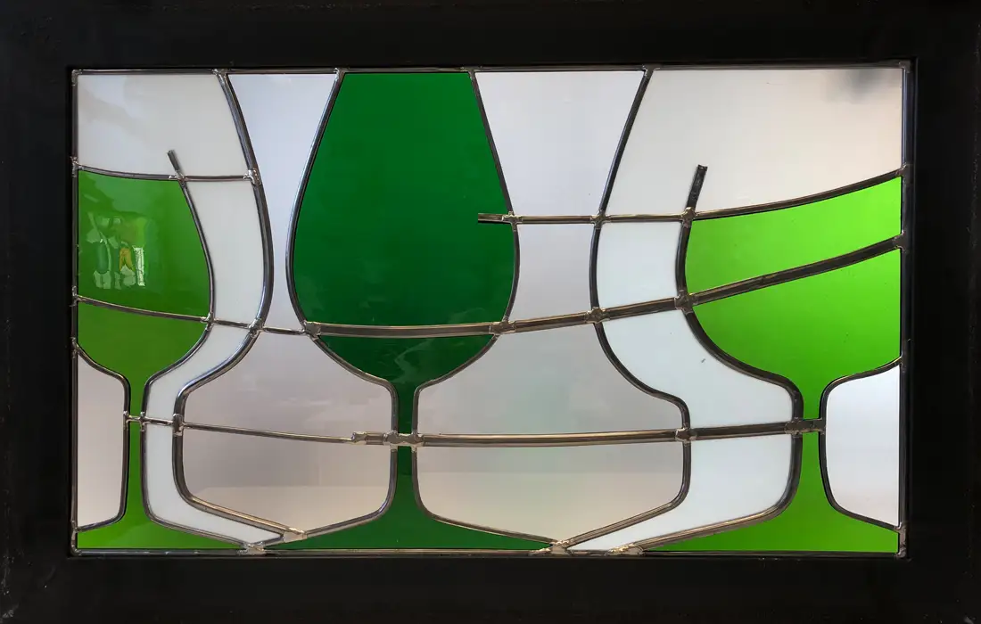 Bleiverglasung in Stahlrahmen montiert, Weingläser als Motiv