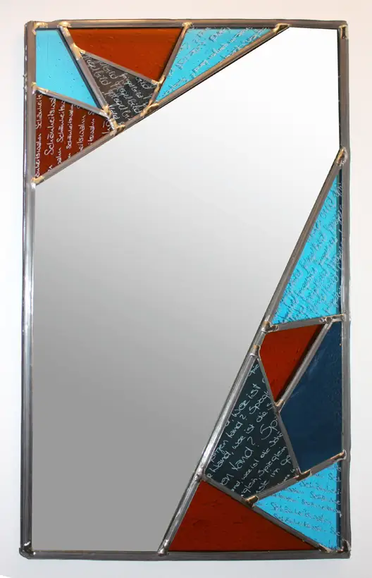 Spiegel in Bleiverglasung mit rundum eingearbeiteten roten und blauen Gläsern