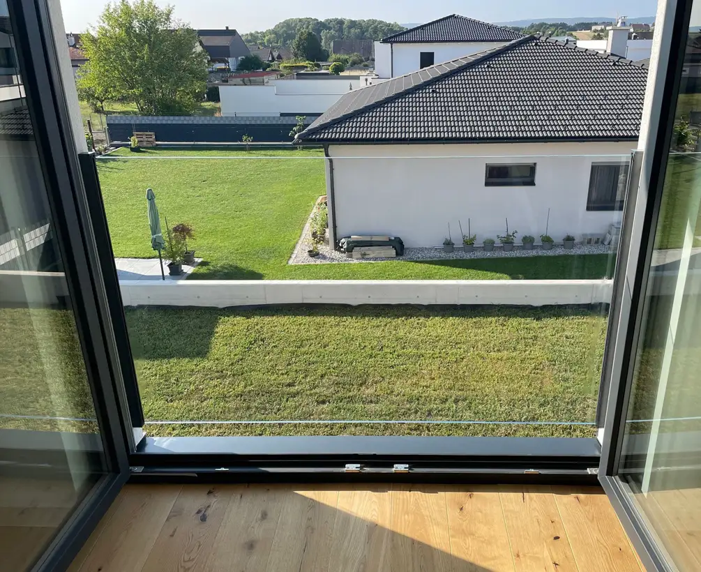 Französisches Balkongeländer seitlich in Systemschienen montiert