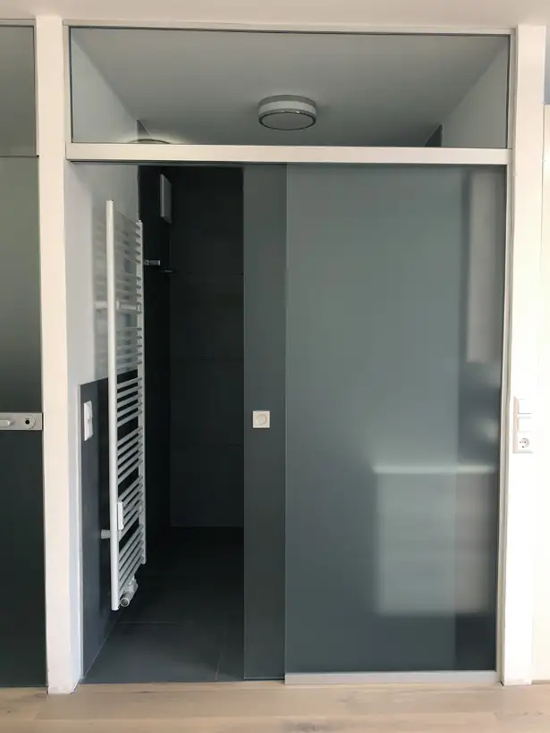 Schiebetüre mit Oberlichte und Fixteil aus satiniertem Glas