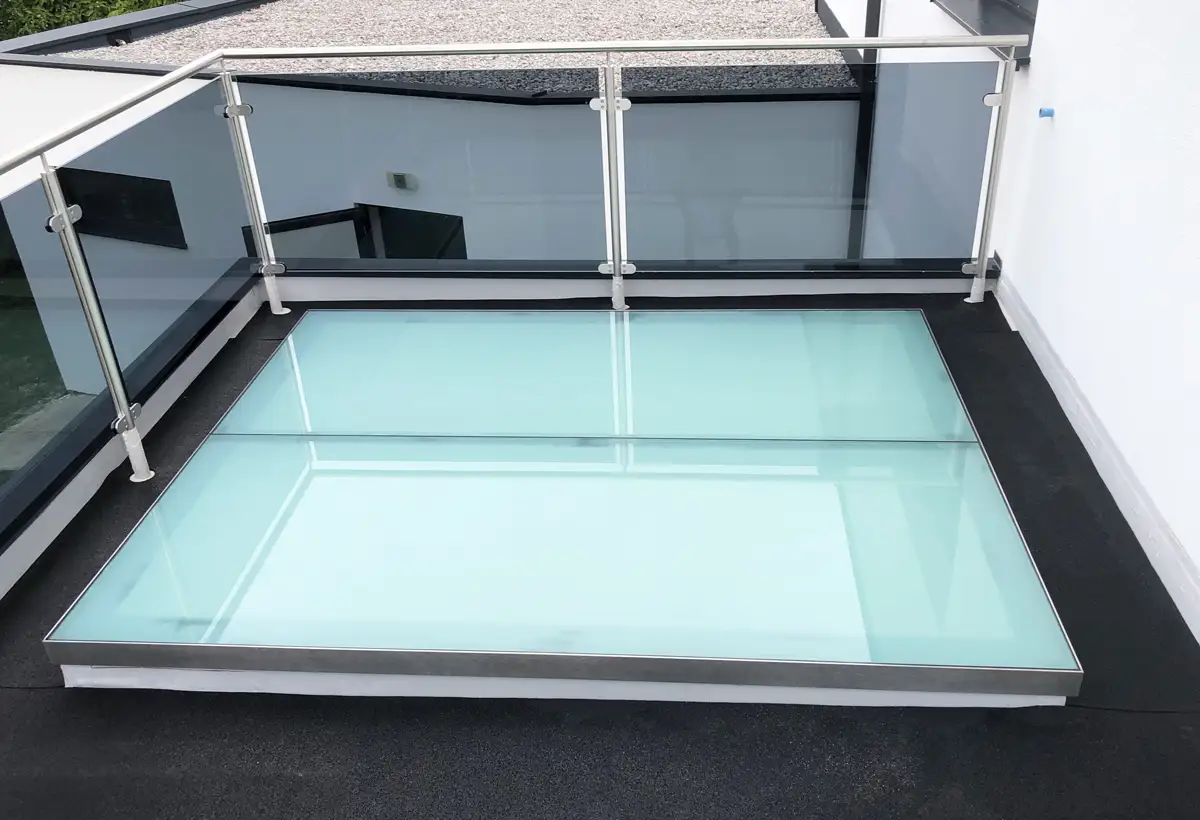 Begehbares Verbundsicherheitsglas mit matter Folie, auf Terrassenboden