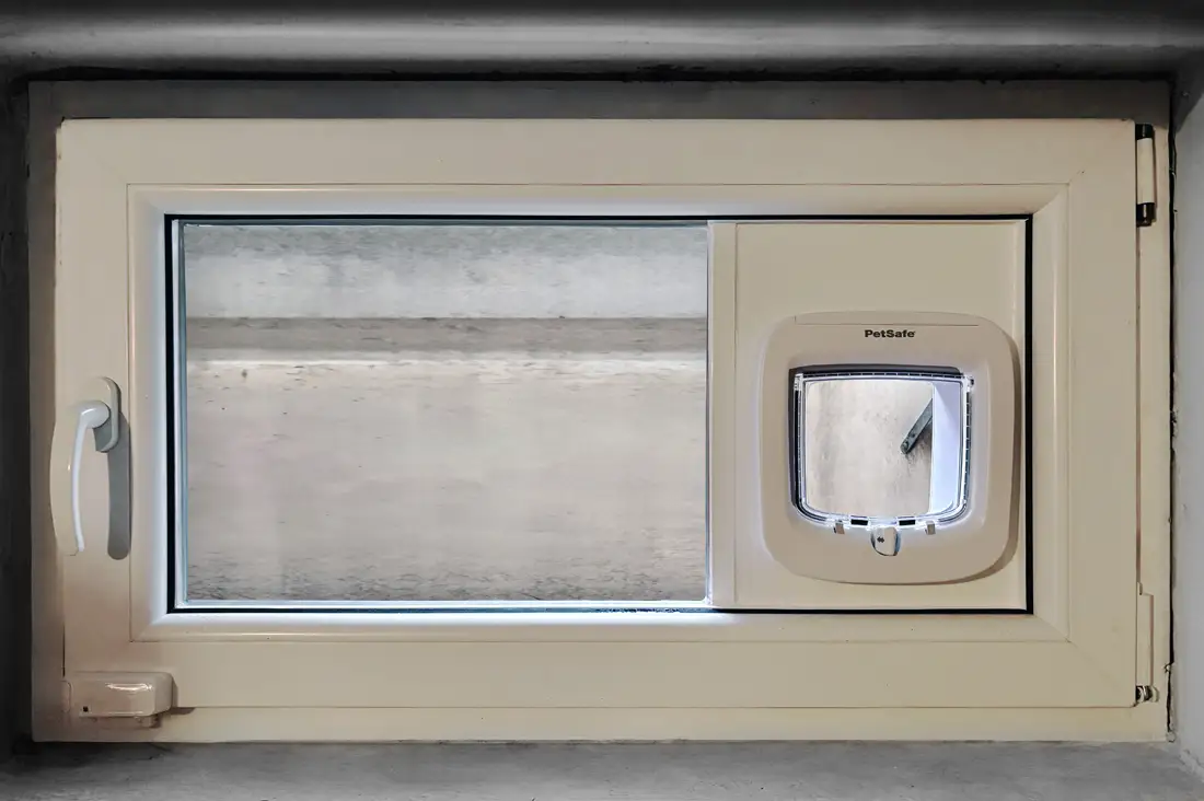 Kellerfenster mit Isolierglas und Katzenklappe