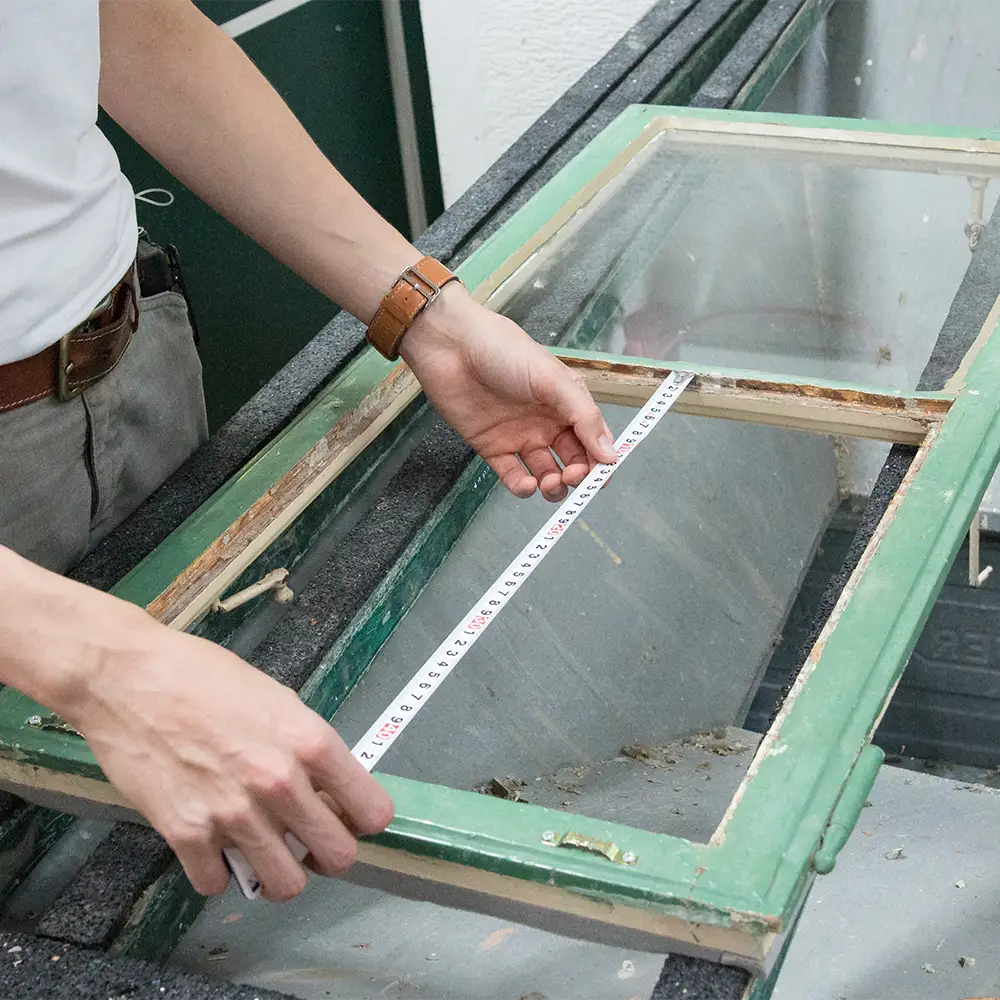 Reparatur eines Kastenfensters, Maß für den Glaszuschnitt wird genommen
