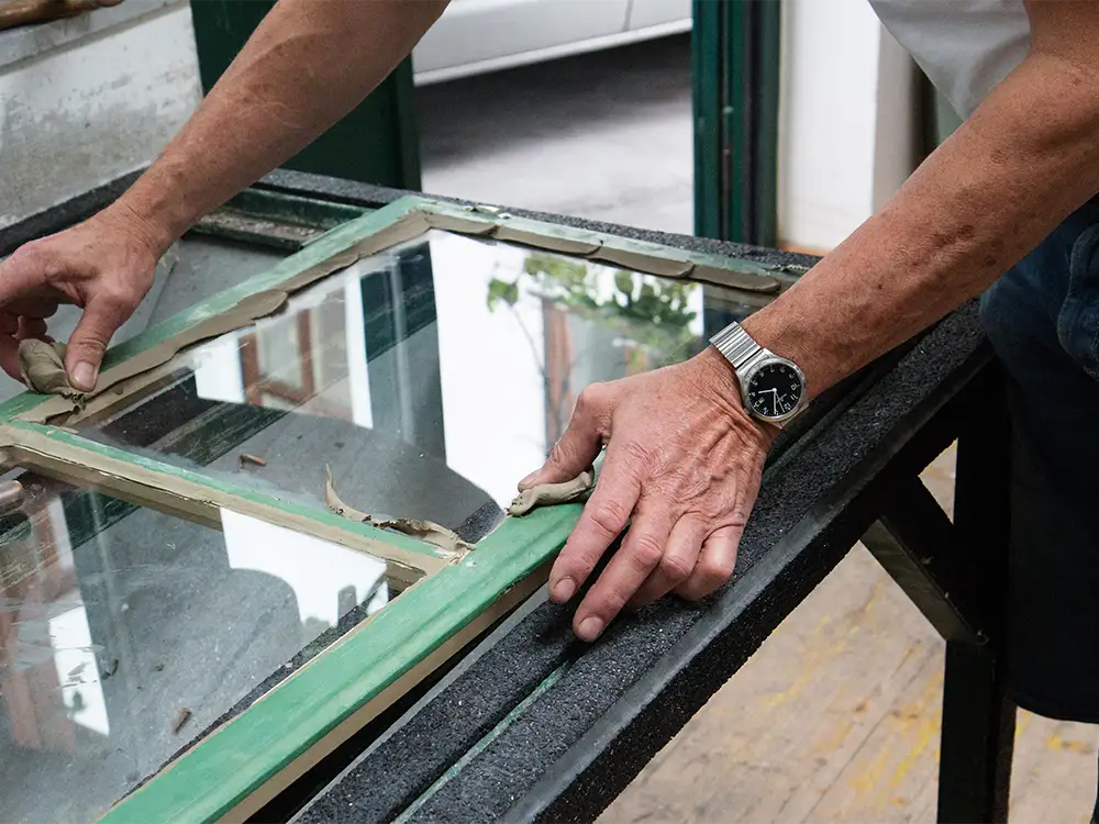 Fertigstellung der Reparatur eines Kastenfensters, Kitten der Fuge