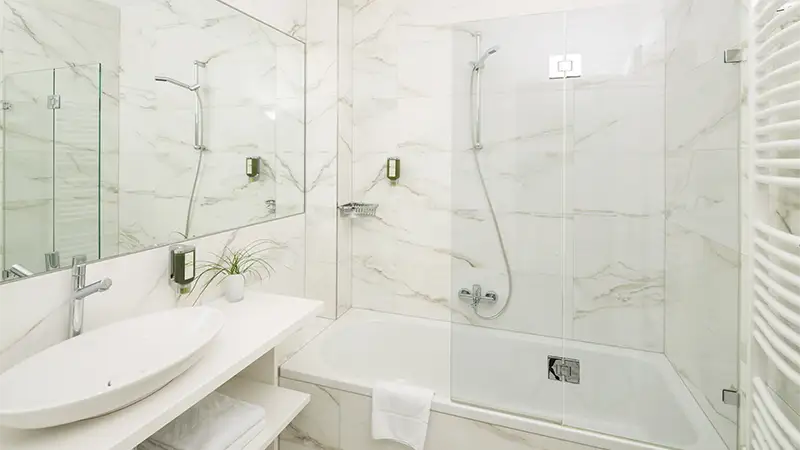 Faltwand für Badewanne, mit Faltbeschlägen in Chrom glänzend