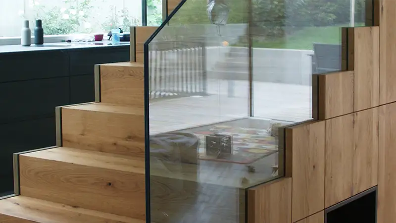 Holzstiege mit beidseitigem Glasgeländer in Nut versetzt