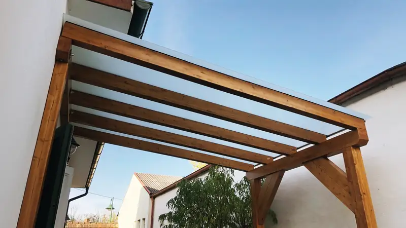 Glasdach aus Verbundsicherheitsglas mit matter Folie, auf Holzunterkonstruktion montiert