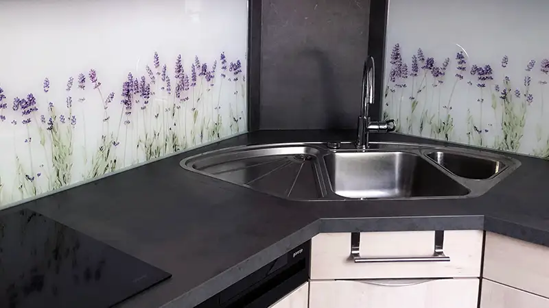 Küchenrückwand mit Lavendelmotiv bedruckt