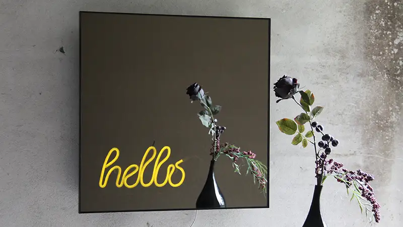 Spionspiegel mit leuchtender Inschrift hello