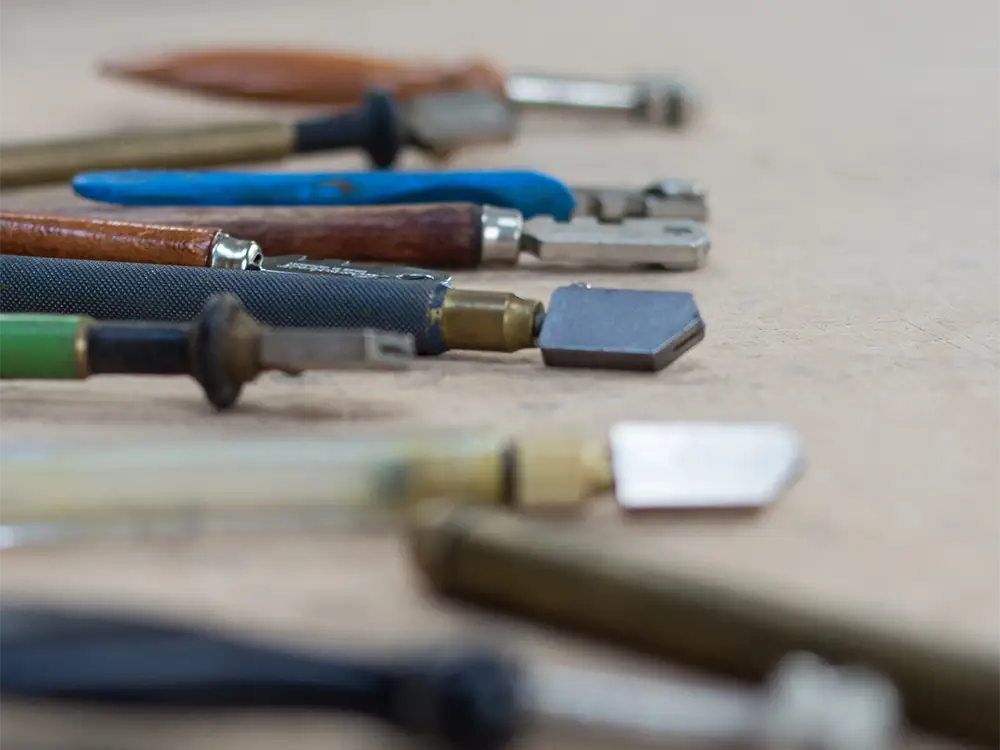 Historische und moderne Glasschneider auf Tisch liegend