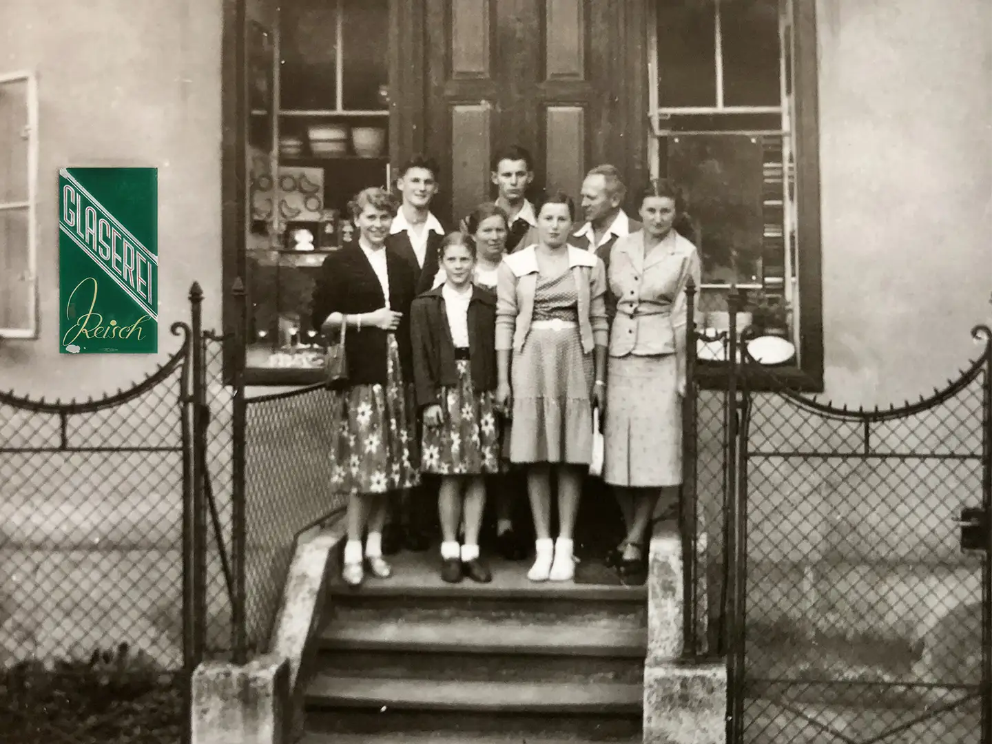 Historische Aufnahme der Familie Reisch aus den 1950er Jahren vor ihrem Geschäft