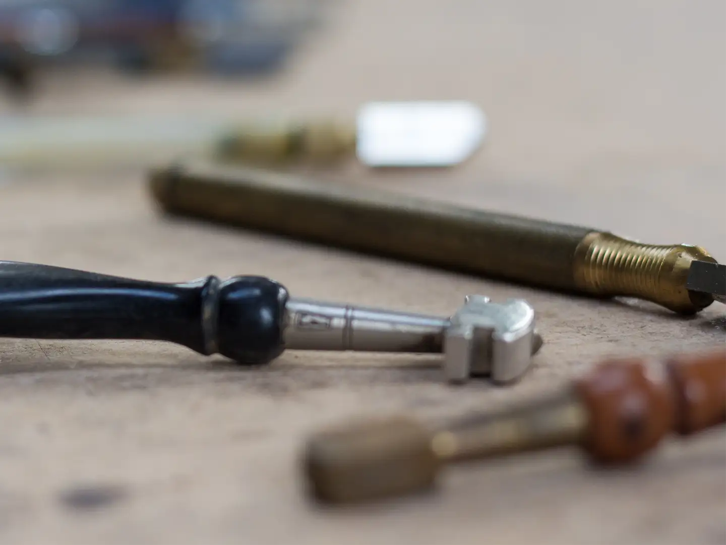 Historische und moderne Glasschneider auf Tisch liegend