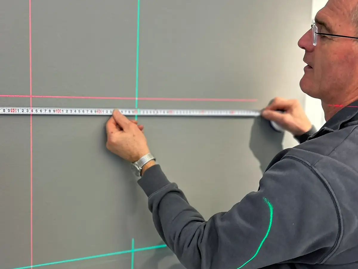 Glasermeister Günther Reisch bei Naturmaßnahme mit Linienlaser