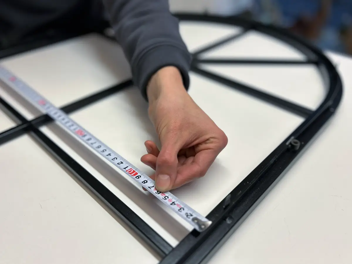 Naturmaßnahme eines Fensters mit Rundbogen