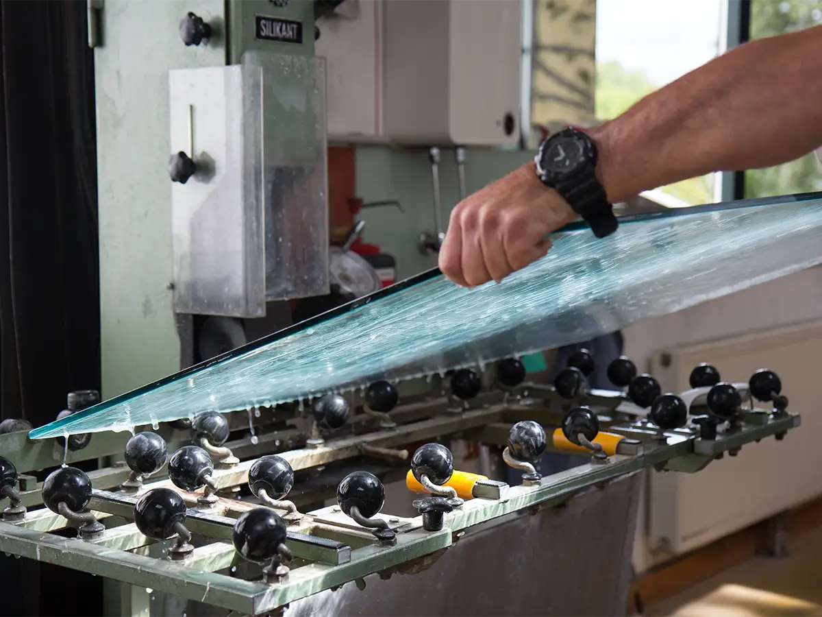 Bandschleifmaschine, Tischplatte mit Rundecken wird händisch geschliffen