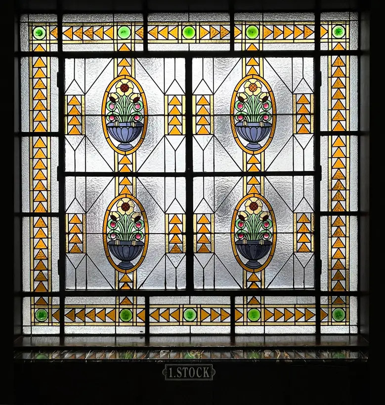 Historische Bleiverglasung, mit floralem und ornamentalem Muster