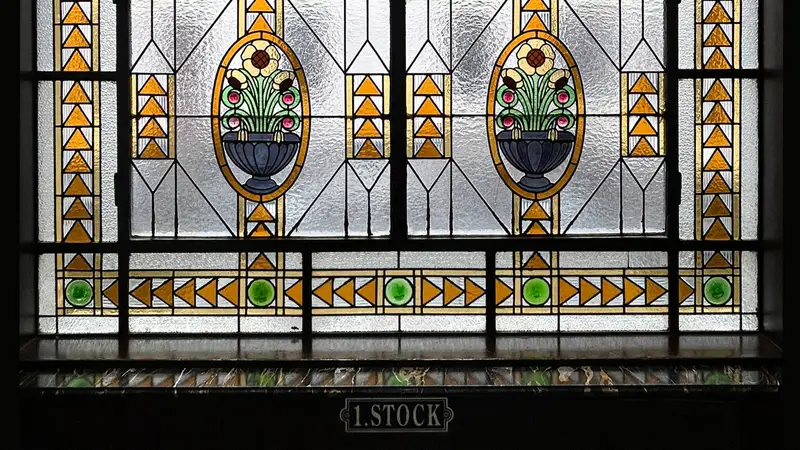 Historische Bleiverglasung, mit floralem und ornamentalem Muster