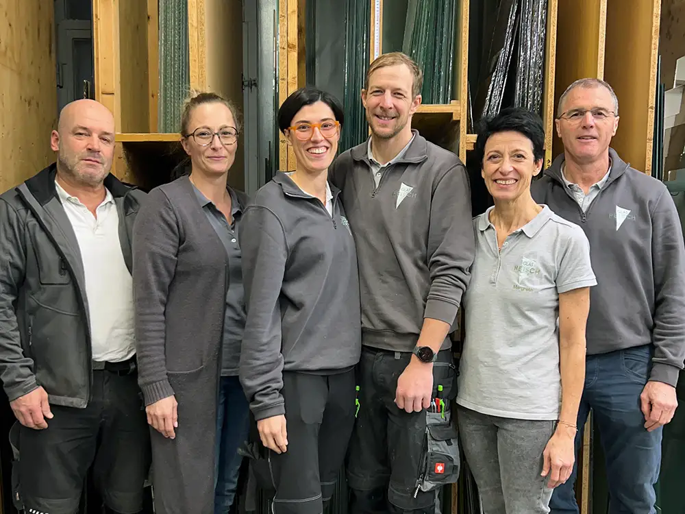 Günther, Margreth und Franziska Reisch mit 3 Mitarbeiter*innen